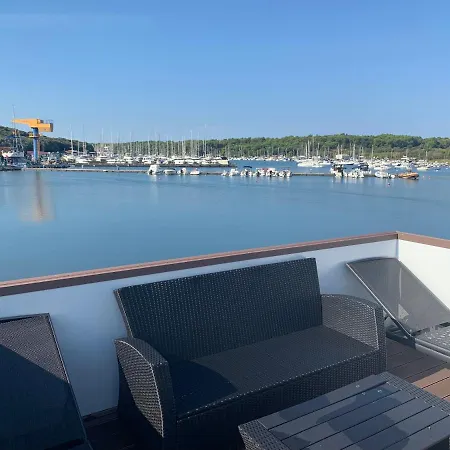 Floating House - Arena 2 Semesterbostad