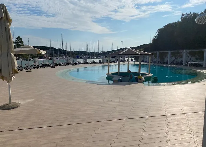 בית נופש Floating House - Arena 2 פולה