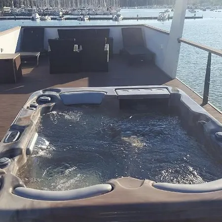 Floating House - Arena 2 Ferienhaus Pula