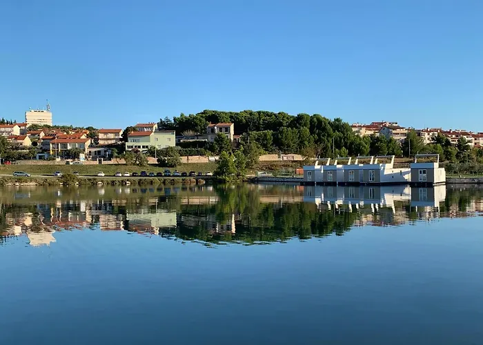 Floating House - Arena 2 Casa de Férias Pula